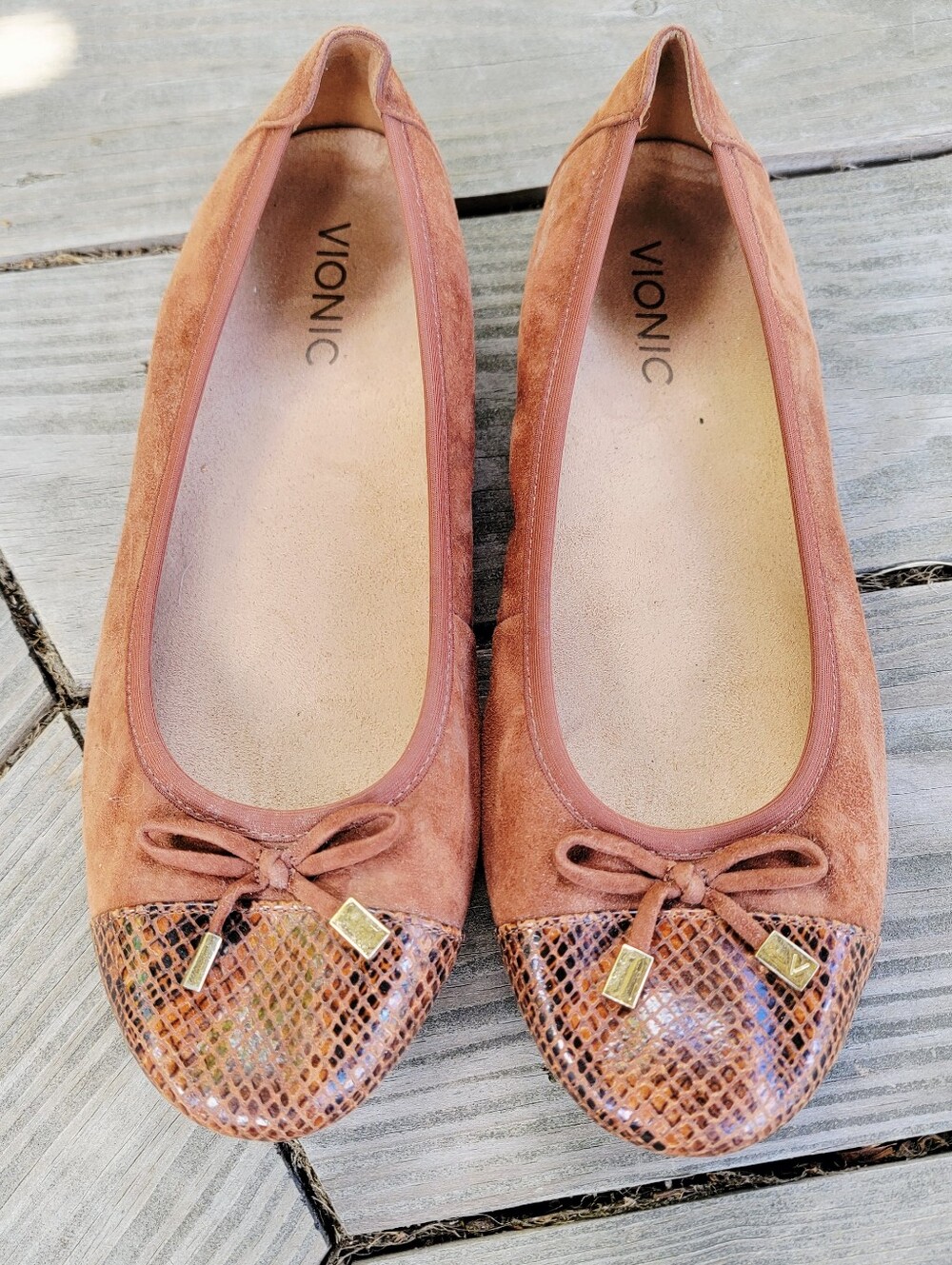 Vionic size 8 ballet flat shoes - brown faux suede and faux snakeskin with a bow